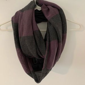 Lululemon infinity scarf.